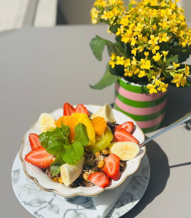 Granola com Iogurte Grego e Frutos Vermelhos